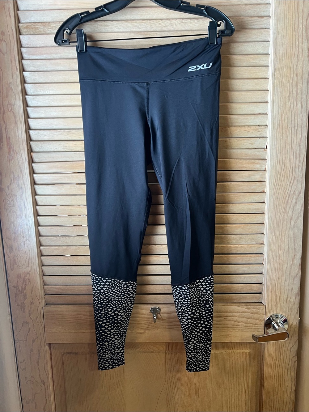 2XU Black Leggings with Dotted Print Cuffs